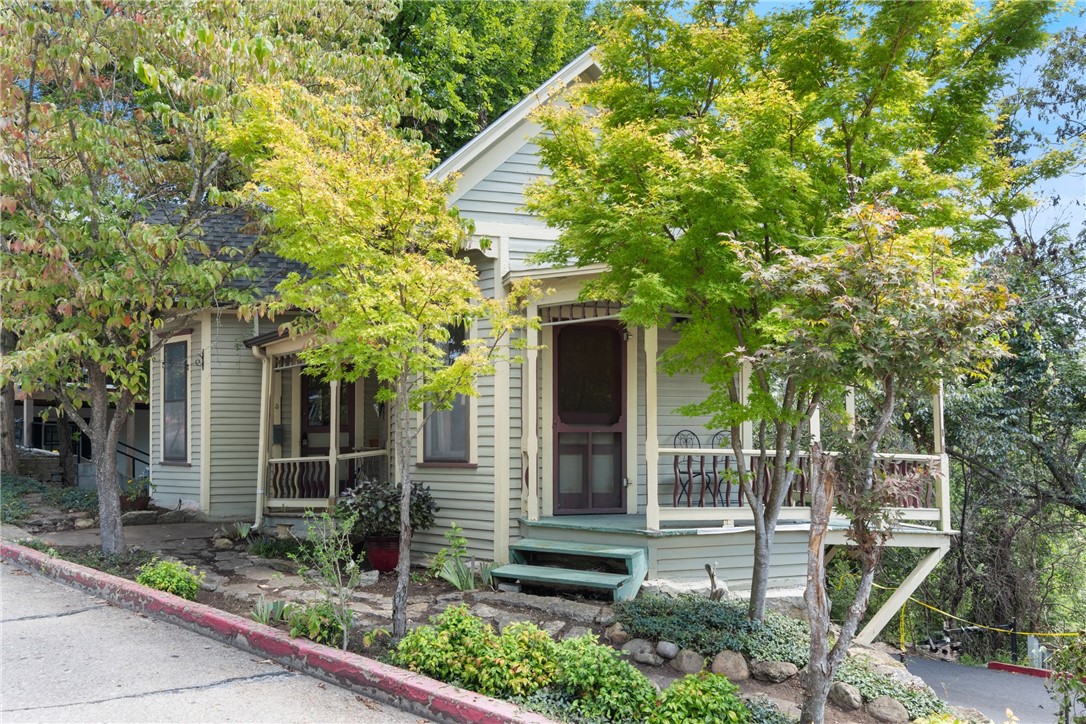 ONE-OF-A KIND NIGHTLY RENTAL! The Rosanna Cottage is a two-story home in Historical downtown Eureka Springs. Walking distance to shopping and restaurants. It sits on a high traffic visible corner. Built in 1900, this cottage is cozy and quaint and sure to take guest back in time with stained glass and other victorian craftsmanship to admire. It Has a large street overhanging balcony and a little yard space for outdoor gatherings and activities.