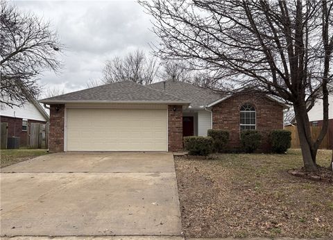 Photo of 829 S Liberty Drive, Fayetteville, AR 72701 (MLS # 1330384)