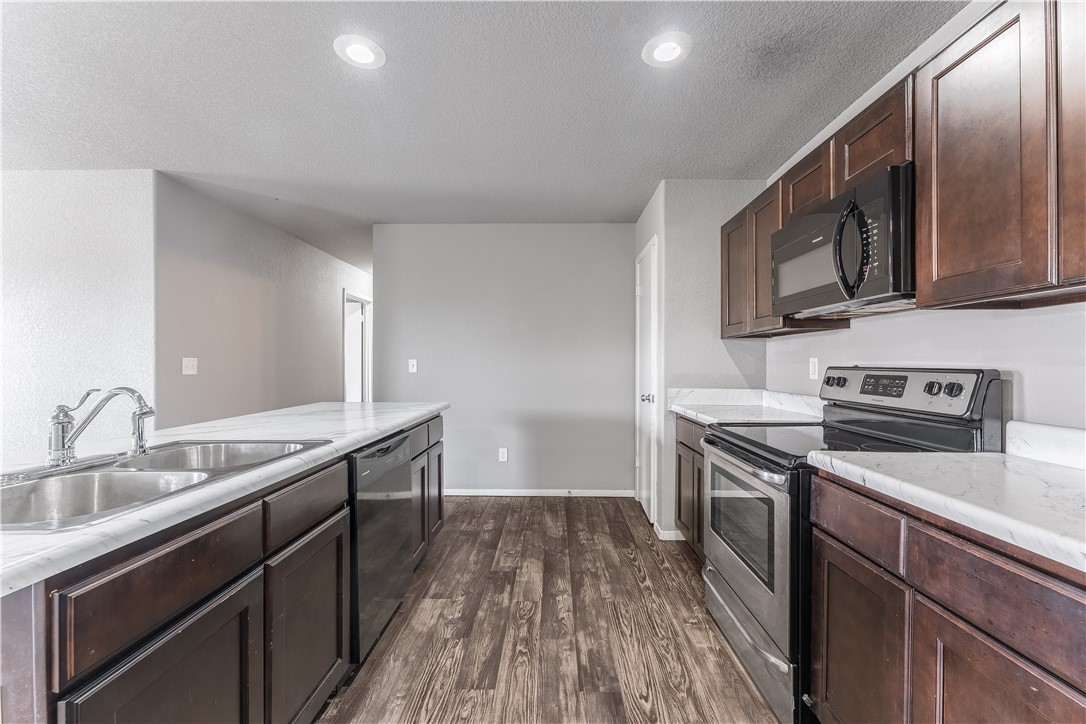 Holland Crossing Comm Sub - Residential Lease