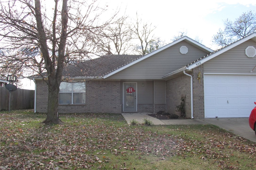 Great Location in Bentonville close to down town, schools and I-49. This 3 bedroom 2 bath home has split floor plan, vinyl plank wood flooring throughout. Open floor plan with vaulted ceiling in living room and gas fire place.