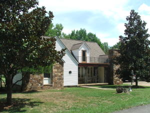 Check out this beautiful updated 4 bedroom 2 bath home in quaint Ozark town near the Buffalo National River and multiplehiking/floating/camping/fishing/hunting/caving, and sightseeing opportunities. Enjoy the convenience of town and the serenity of the Ozarks! Beautiful stone fireplace, breakfast nook. You need to see this one!