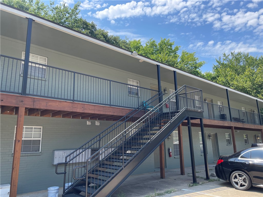 Check out these cute apartments in the heart of Fayetteville! New countertops, fresh paint and new flooring all throughout. Walking distance to the new City Park Restaurant. Easy walk to bus stop and convenient to I-49, U of A, shopping, dining, and more! Unit is 2 bedroom with 1 bath and includes fridge, washer, and dryer. Photos are of similar unit.