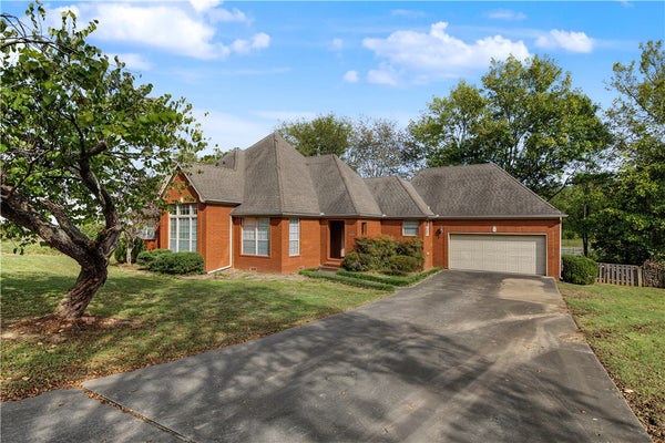 3138 N WARWICK DR, FAYETTEVILLE, AR 72703 - Image a9c41d4e51476eec5837ef6452e87c07/526242051