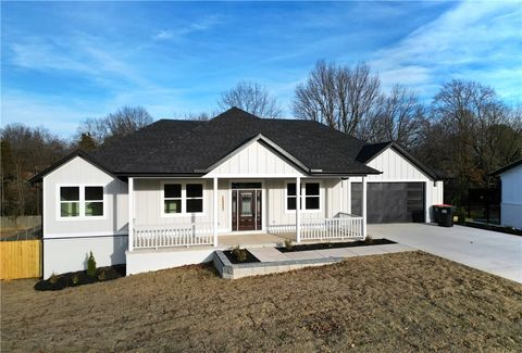 Photo of 1405 Overo Circle, Springdale, AR 72762 (MLS # 1331270)