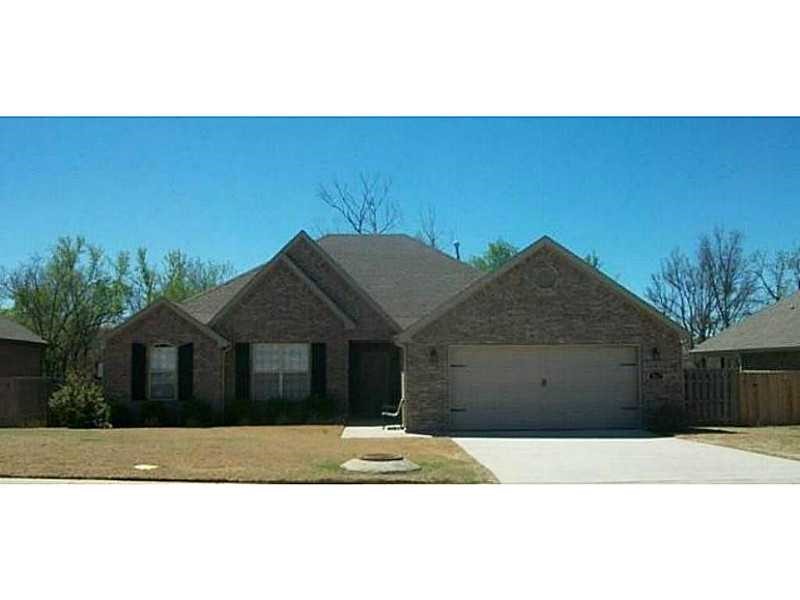 Luxurious 3 bed 2 bath house with granite counter tops, ceramic tile in all wet areas, carpet in all bedrooms, 6ft privacy fence and 2 car garage. Comes with All Stainless Steel appliances and Samsung front Load Washer and Dryer! This home is located close to everything Bentonville has to offer in a great neighborhood.