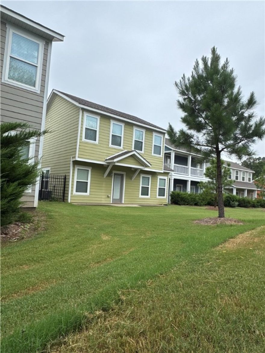 Adorable new construction. Enjoy all the amenities of the Links while living in a 3 Bedroom single family home. Close to I-49, Bus Route; Restaurants.