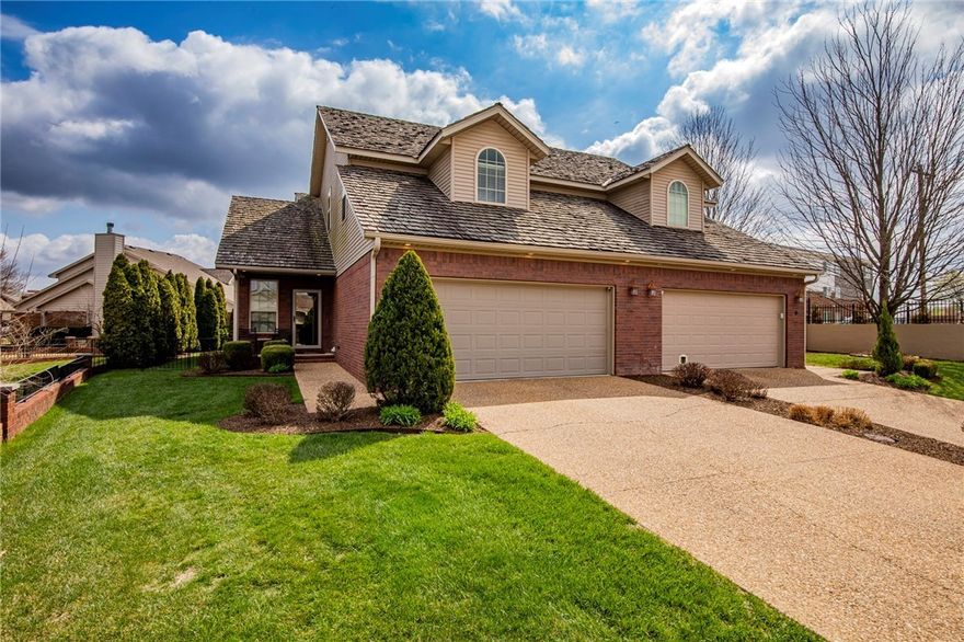 Located in the gated Pinnacle Country Club community, this well-maintained 1,961 sq ft townhome offers 3 bedrooms, 2 bathrooms, and a 2-car garage in one of Rogers’ most desirable areas. The functional floor plan provides comfortable living with low-maintenance convenience.
Enjoy exceptional walkability with easy access to the Walmart AMP, as well as nearby restaurants, grocery stores, and coffee shops. Ideal for a primary residence, second home, or lock-and-leave lifestyle, this townhome combines security, location, and everyday convenience in the heart of Northwest Arkansas.