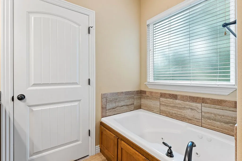 Bella Vista, Arkansas 72715, United States, 3 Bedrooms Bedrooms, ,2 BathroomsBathrooms,Residential,Pending,212996