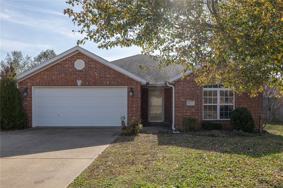 Adorable house in desirable West Fayetteville neighborhood. Very well kept, this home offers 3 bedroom, 2 baths with a split floor plan with an oversized living room, eat in kitchen, and separate laundry. More amenities include hardwood floors, corner gas log fireplace, fully fenced in back yard, 2 car garage, and a washer and dryer. Zoned for Holcomb elementary and Holt middle school.