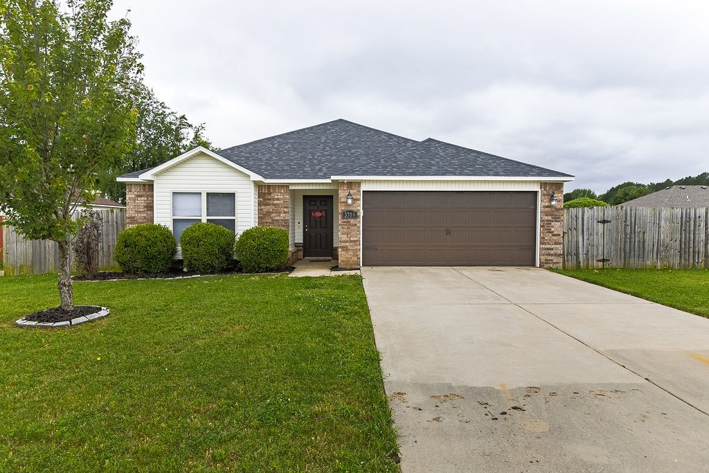 Welcome to your next home or investment opportunity! This delightful 3-bedroom, 2-bath residence offers comfort, convenience, and potential in a prime Springdale location. Whether you're a first-time buyer or an investor looking to grow your portfolio, this property checks all the boxes.
Step inside to find a functional layout with spacious living areas, a bright kitchen, and plenty of natural light throughout. The attached 2-car garage adds convenience and storage, while the well-sized backyard provides space to relax or entertain.
Located just minutes from local schools, shopping, dining, and parks, youāll love the easy access to everything Springdale has to offer.
