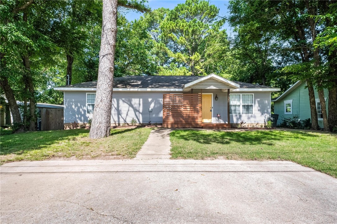Auction 08/21/2025 at 11:00 AM
Location, location, location! This updated 3-bedroom, 2-bathroom home offers 1,248 square feet of comfortable living space in a prime spot. Featuring recent updates throughout and a spacious, fenced-in backyard, this property is perfect for homeowners or investors alike. A great opportunity in a sought-after area!