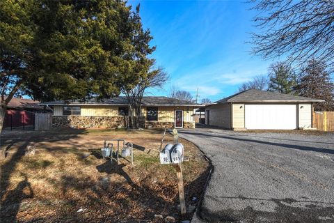 Photo of 809 S Elm Street, Siloam Springs, AR 72761 (MLS # 1335436)