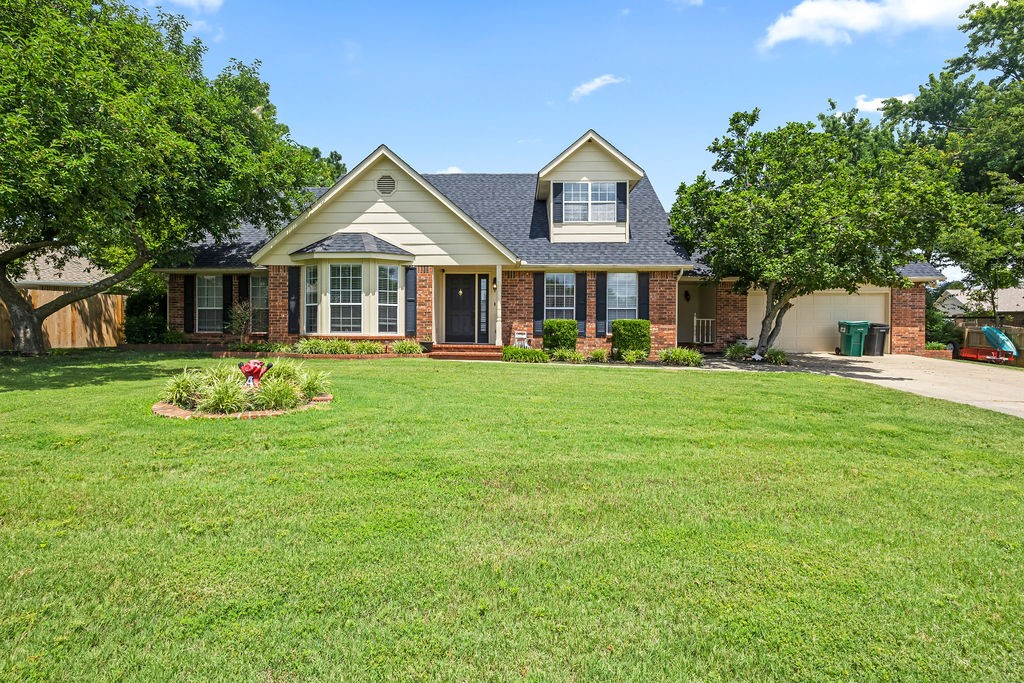 Beautiful home on a quiet circle street in the heart of Rogers. Just minutes from Walmart Amp/Promenade or to Downtown Rogers/Lake Atalanta. Walking distance to schools. Home features a sunroom and second living area/large office as well as an upstairs bonus (or 4th bedroom). Natural light throughout. Tons of storage space. Large lot and backyard with in-ground pool.