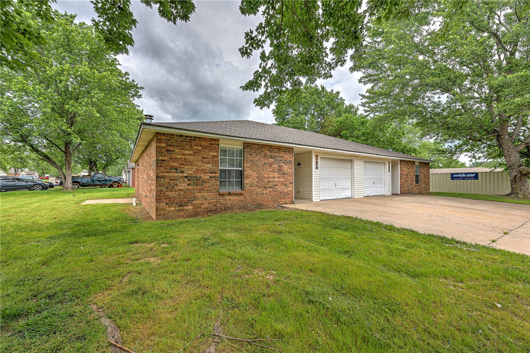 Perfect starter home or investment property in West Fayetteville! Freshly remodeled townhome (3 bedroom, 2 bathroom, 1 car garage per side) with Brand New Roof, new flooring, paint, refinished cabinets, granite counter tops, and new lighting & plumbing fixtures throughout. Brand new kitchen appliances including Refrigerator! Washer/dryer hookups. Corner lot with mature trees. Conveniently located less than 2 miles from I-49 and only 3.5 miles to the UofA. Close to bus routes, schools, shopping, restaurants, and all amenities Fayetteville. Make this property yours today! The unit next door, 4616 W Patrick St, is also for sale, see ML#1245872.