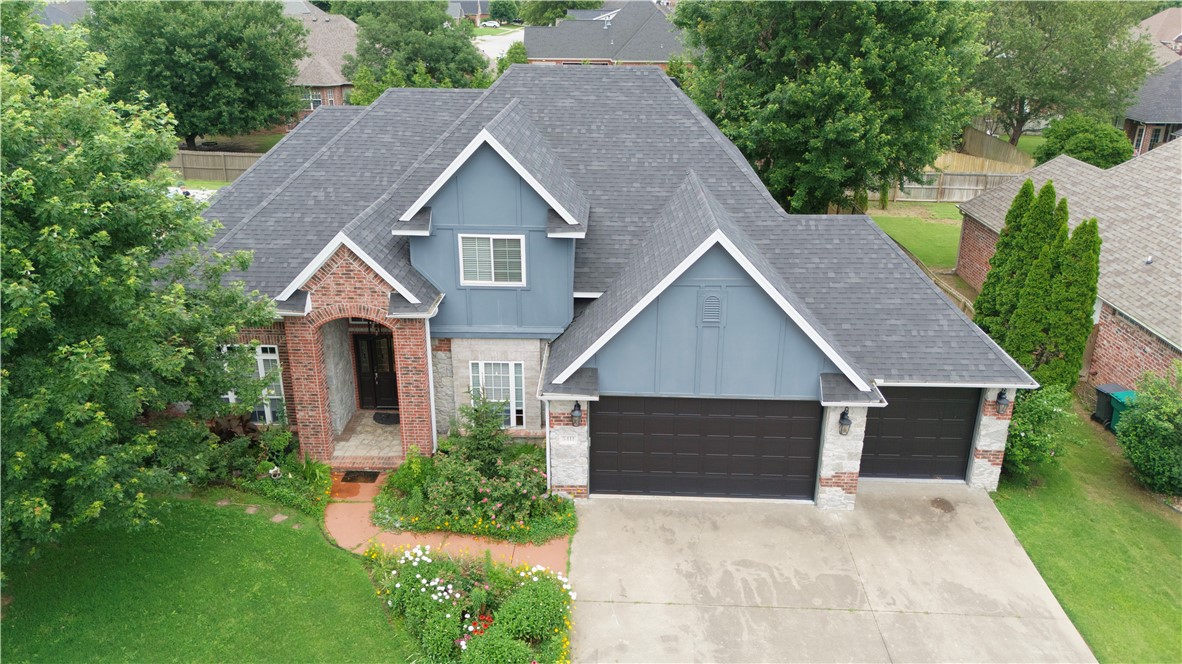 Beautiful 4 bed, 2.5 bath home in the desirable Bent Tree subdivision in Rogers! This spacious home features vaulted ceilings, granite countertops, a cozy fireplace, and an open kitchen/living layout perfect for entertaining. Primary suite includes a walk-in closet and dual vanities. Enjoy a fenced backyard, patio, and a 3-car garage. Zoned for top-rated Bellview Elementary and just minutes from Pinnacle Promenade, trails, parks, and restaurants. Perfect for move-up buyers, executives relocating to NWA, or anyone seeking space, comfort, and location!
Pictures scheduled will be updated as soon as we receive them.