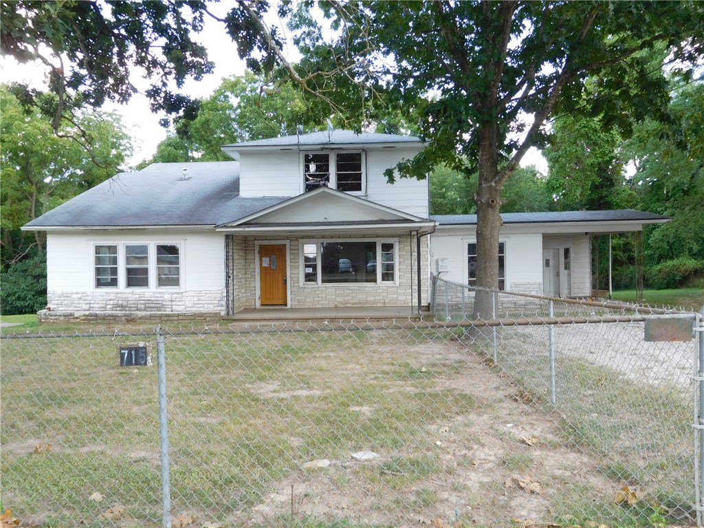 Historic 2 story home on approx. 1.3 AC, centrally located to downtown Rogers & minutes drive to Beaver Lake. Original hardwood floors & built-ins throughout. Large fenced yard with wooded area behind the house. This is a Fannie Mae Homepath Property.