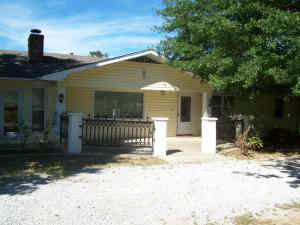 THIS HOME NEEDS REPAIR WORK DONE ,BUT WE ARE SELLING AS IS ,WHERE IS, WITH ALL FAULTS. THERE IS TWO WOOD BURNING FIRE PLACES ONE IN LIVING ROOM AND ONE IN DEN. HARDWOOD AND TILE FLOORS. ,,