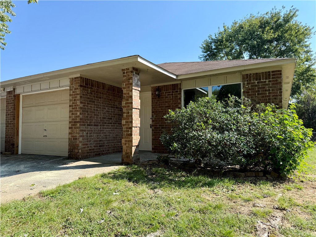 Great Location with this 2 bed 1 1/2 bath duplex in Johnson. fresh paint, large open living room and
dining area, 1 car garage refrigerator included. New appliances coming!