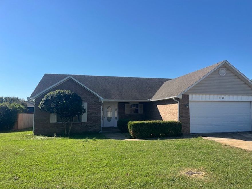 Nice 3 bedroom 2 bath brick home with split floor plan, vaulted living room ceiling with fireplace. Walking distance to Bentonville High, and hiking/biking trail. New flooring, fresh paint!