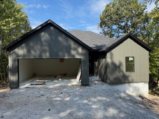 ***$5,000 buyer concession when using our preferred lender!*** This beautifully built 3-bed, 2-bath home offers modern comfort and thoughtful design. Step inside to find LVP flooring throughout the main living areas, with tile in both bathrooms for a sleek, easy-care finish. Each bathroom features a tiled shower, while the kitchen shines with quartz countertops, stainless fixtures, and plenty of cabinetry for storage. The open-concept layout creates a seamless flow between the kitchen, dining, and living spacesāperfect for entertaining or relaxed everyday living. Enjoy the wooded surroundings from the freshly built back deck, ideal for morning coffee or gatherings. Conveniently located just minutes from the interstate, this home offers quick access to shopping, restaurants, and all that NWA has to offer, while still providing the privacy and natural charm Bella Vista is known for. With its quality finishes, modern craftsmanship, and unbeatable location, this new construction is ready to welcome you home.