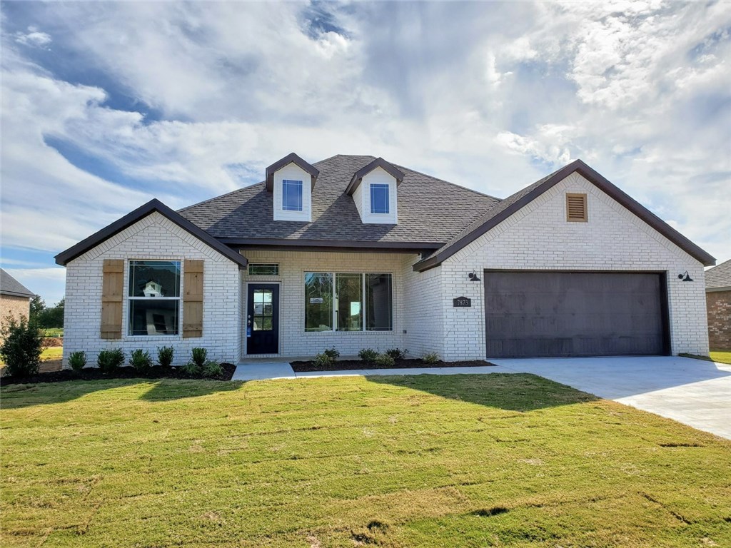 Built by Riggins Construction, Centrally located to all that Northwest Arkansas has to offer. This 4 BR, 2 BA home boasts hardwood flooring in Living Room, Entry, Ceramic tile in Kitchen, & Breakfast Nook, granite counter tops, SS appliances including, gas range, walk-in closets through-out, cozy gas log fireplace in living room. low e windows, landscaping package, Stock Photos of Cooper Plan actual features and specs may vary.