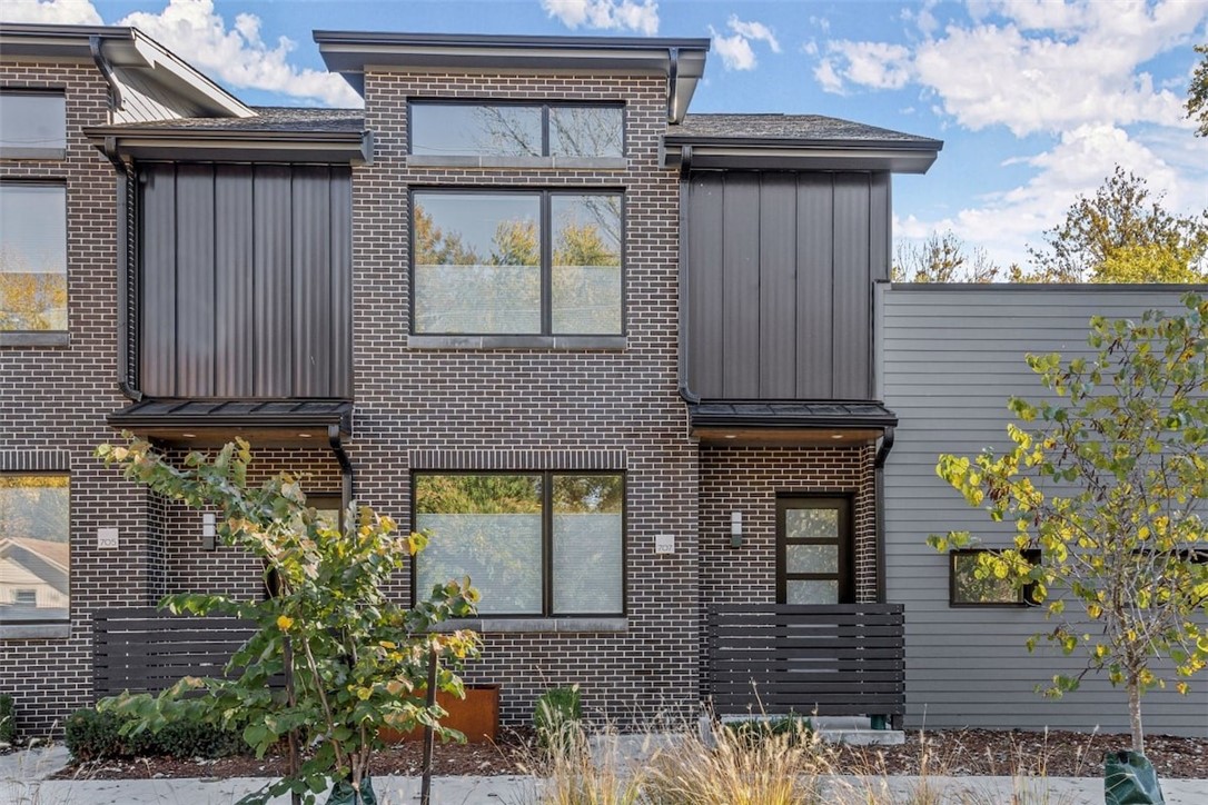 Experience luxury living in the heart of downtown Bentonville! This fully furnished 2-bedroom, 2-bathroom townhome is less than half a mile from the Momentary and about half a mile to the Bentonville Square, offering unbeatable access to world-class dining, shopping, trails, and Crystal Bridges. Designed for comfort and convenience, it features modern furnishings, a fully equipped kitchen, stylish décor, and all utilities included. Ideal for executives, remote workers, or anyone seeking a hassle-free rental in a prime location. Lease term negotiable. Rent: $2,900/month