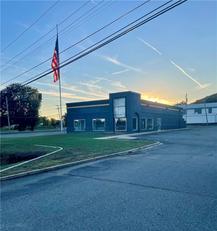 THE OPPORTUNITY: Invest, Renovate, or Rebrand
This property is an exceptional opportunity for owner-operators or developers looking to capitalize on a proven, high-visibility retail corridor. This commercial building, formerly a nationally recognized fast-food concept, is ideally situated for a revival, a sound structure primed for a modern renovation to meet contemporary customer demands and maximize its potential.
Renovate & Rebrand, Update the interior & exterior, and launch a new fast-casual or quick-service restaurant concept. The Drive-Thru is a highly valuable asset with a dedicated queuing lane and window (significantly reducing development costs and timeline), ample parking with 30+ dedicated surface parking spots, providing easy access for high-volume service. This property offers high visibility: It is directly on Main Street, the primary thoroughfare, near residential and commercial areas, and has easy on- and off-ramps to Interstate 40 (Exit 94), ensuring consistent daytime and evening traffic.