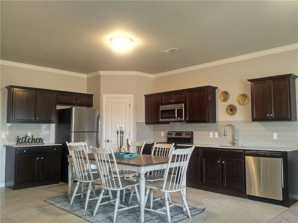 SHADOWBROOKE AT THE PEAKS HORIZ PROP REG - Residential Lease