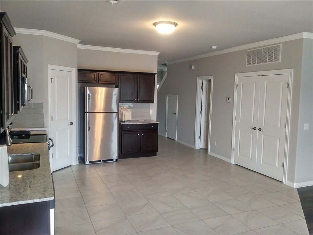 SHADOWBROOKE AT THE PEAKS HORIZ PROP REG - Residential Lease