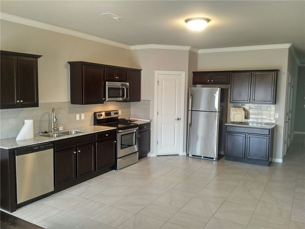 SHADOWBROOKE AT THE PEAKS HORIZ PROP REG - Residential Lease