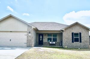 Newer construction, one owner home lying in Sunrise Estates Subdivision. Turnkey with easy maintenance brick exterior, just under 1400sqft, 3 bedrooms, 2 full baths, this home is charming on the eyes and pocketbook. Within minutes to Russellville elementary and high schools!