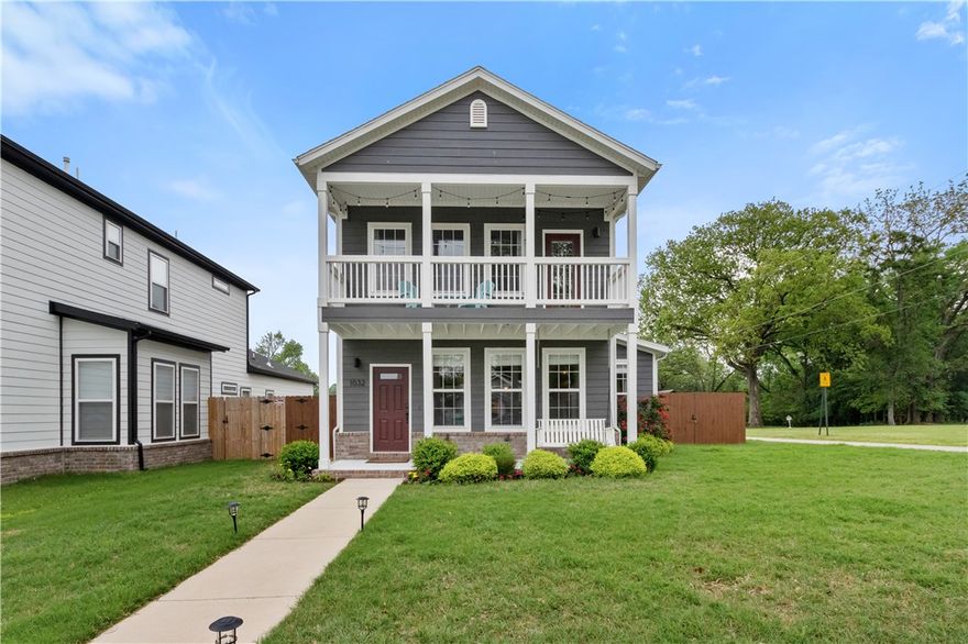 Main St Downtown Bentonville! A short walk to Crystal Bridges Museum. Close proximity to Bike Trails, Restaurants, Shopping, Entertainment & So much More. All within walking/biking distance. Wood flooring in Living/Kitchen/Dining. 4 Bedrooms, including a main level primary. 3.5 Baths. Each bedroom has an attached bath. Windows fenced backyard. Side yard patio. Kitchen island w/Built-in micro, Granite counters. Pantry, SS Appliances. Dining area and bar seating. Primary Suite w/dual vanity. Tiled shower in primary bath. 3 bedrooms on 2nd level including a suite w/full attached bath & upper balcony. Under stair storage.