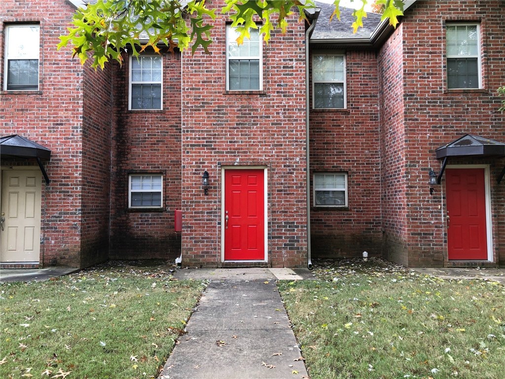 Great 2 Bedroom 1 1/2 bath townhome, in Springdale, close to down town and hospital, washer/dryer, refrigerator and lawn care included.