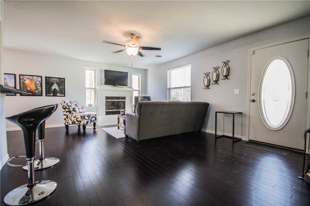 Fully furnished 3 bedroom 2 bath home in Downtown Bentonville. Monthly rate includes: monthly cleaning service, monthly maintenance service, and full yard service. Nicely remodeled home with wood floors, new paint, stainless steel appliances and new fixtures. Flexible lease terms, ready to move in! Come see it today! No Pets