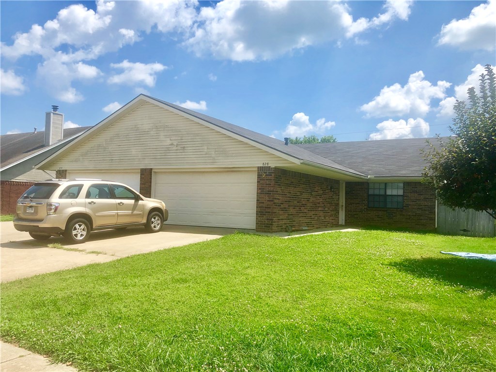 GREAT LOCATION 3 BEDROOMS, 2 BATH , 2 CAR GARAGE. REALLY GOOD FLOOR PLAN BEDROOMS ARE ALL GOOD SIZE. NICE FENCED BACK YARD WITH PRIVACY FENCE. NO NEIGHBORS BEHIND YOU. MINUTES TO DOWN TOWN ROGERS AND PROMENADE MALL. WILL NOT LAST LONG.