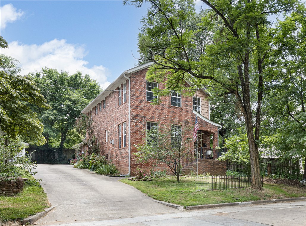 Don't miss out on this opportunity to own property in the Wilson Park area. Enjoy this adorable Traditional 3 bedroom 2 and a half bath home just steps away from U of A campus. Sold "as is". Property could be bundled with adjoining property.
Please see MLS# 1279611