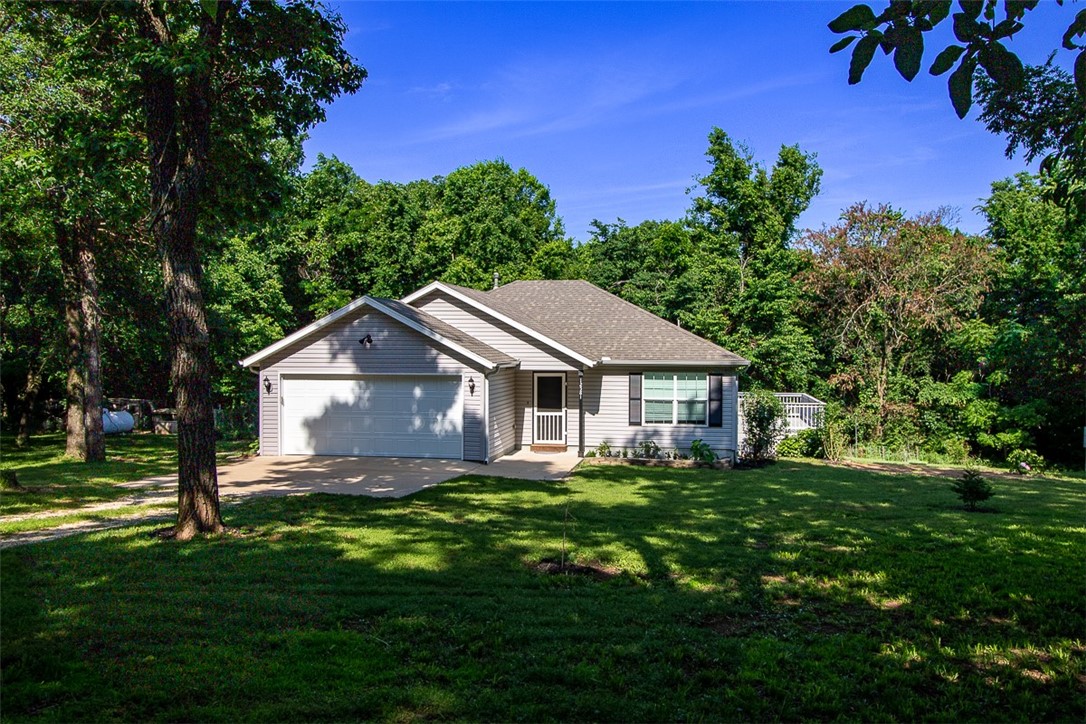 Enjoy Peaceful Country Living with No Covenants!
Welcome to your own private retreat on 4 beautiful, park-like acres filled with mature shade trees. This peaceful and quiet setting offers the perfect escape from the hustle and bustle of town.
This well-built home, constructed by Riggins Construction, features a spacious open-concept layout with granite countertops in both the kitchen and bathrooms. With 2 bedrooms and 2 bathrooms, it's a perfect blend of comfort and functionality.
Outside, enjoy the freedom to live the country lifestyle. The property includes a chicken coop, a greenhouse, and even a few guineas roaming the land to naturally keep pests in check.
Don’t miss your chance to own this unique slice of country paradise. A must-see!