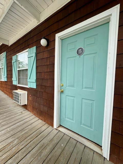 Great location! Walking distance to the U of A and close to everything Fayetteville has to offer. One bedroom, 1 bath with washer and dryer included. Updated appliances in the kitchen with LVP floors and a granite countertop, with carpet in the living room and bedroom.