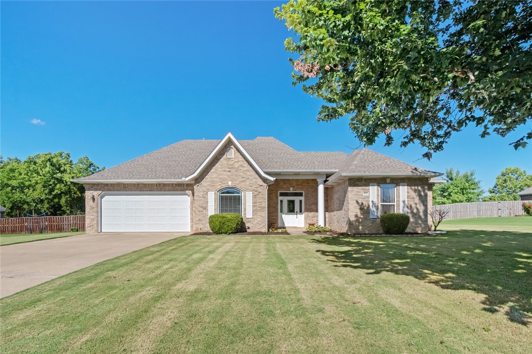 GREAT HOME ON A .65 ACRE LOT, COMMUNITY PPOOL & CLUBHOUSE, BENTONVILLE SCHOOLS, CROWN MOLDING THROUGHOUT, LARGE KITCHEN, GRANITE COUNTERTOPS, CUSTOM CABINETS AND MUCH MORE!