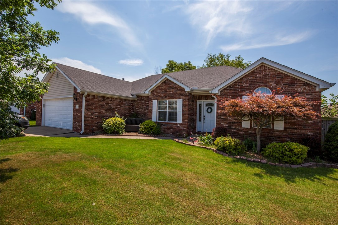 You couldn't pick a nicer place to live. Beautiful 3 bed/2 bath split floorplan. Wood floors and granite counters make the home feel brand new. The large covered patio provides you with the perfect entertaining space. You'll walk in and feel right at home.