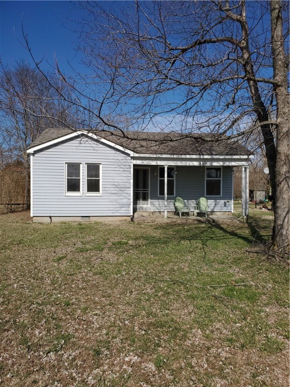 Super clean with enormous yard. Beautiful 2 bedroom house in the middle of town with a giant lot and a country feel. At the end of a dead end street and close to everything. No pets. Agent owned.
