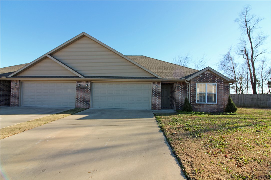 A 3 bedroom, 2 bath, 2 car garage duplex. Centrally located between Bentonville and Centerton and tucked in a quit culdesac. This home features an open living area- with vinyl flooring in main areas, granite counters through out, eat in kitchen with all stainless steel appliances to convey + washer/dryer. Laundry room leads out to back yard/ fenced for privacy. Pets negotiable with increased rent to $1500 and increased deposit. Available Jan 1st or sooner. $50 per person to apply.