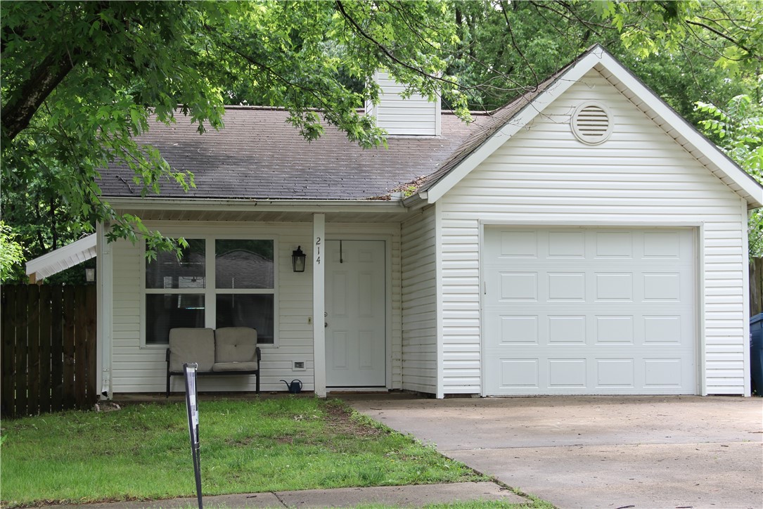 Cute, newly renovated home on a quiet street in Bentonville just off Walton Blvd. behind WingStop. Shaded lot located in very close proximity to trails, Walmart Home Office and Downtown Bentonville.
2 Bedrooms 2 Bathrooms. Refrigerator, Dishwasher, Microwave, Oven/Stove/Venthood. Washer Dryer hookups. 1 car attached garage.
Many nearby restaurants. Easy access to I49.
Schedule a showing soon!