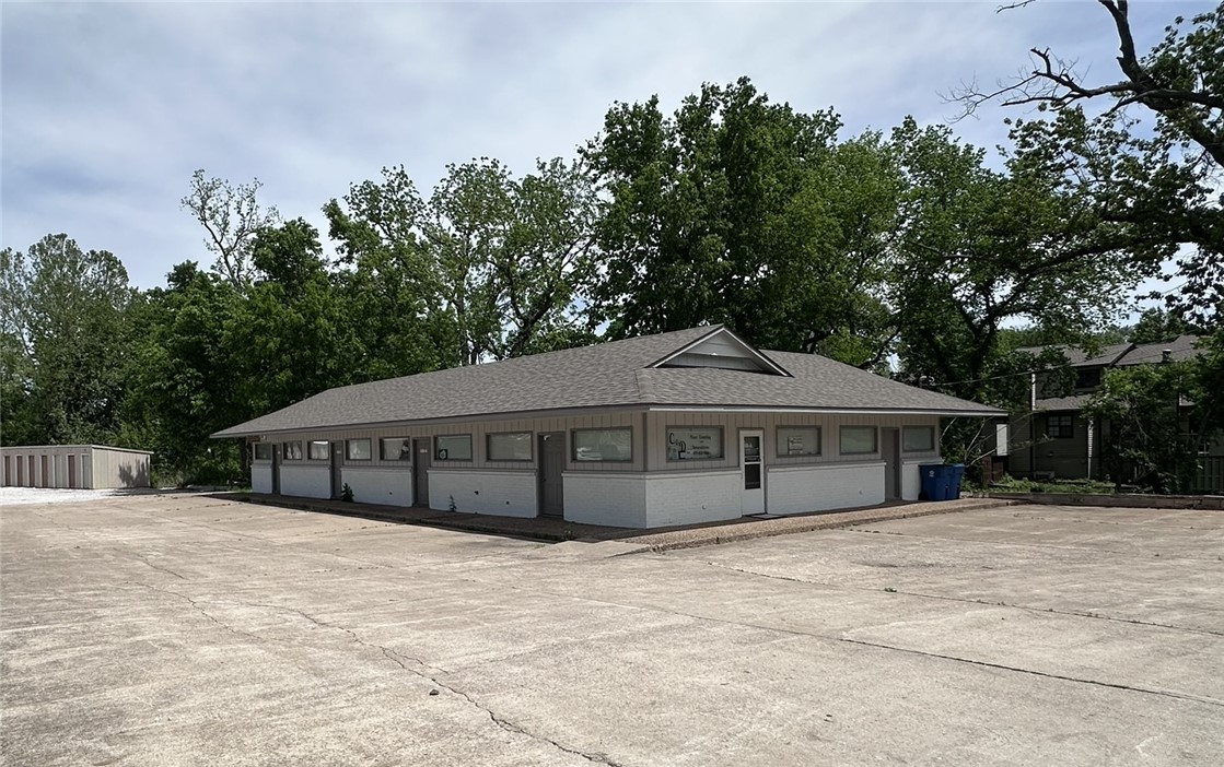 Office/Retail space - Lease rate is $900/Month. Estimated $3.70/SF NNN. Walmart Neighborhood Market, Harps Grocery, and Arby's are adjacent to the property. Minutes from numerous mountain bike and walking trails. 1.7 miles to the Bentonville Square and 2.0 miles to I-49 (66,000 VPD)