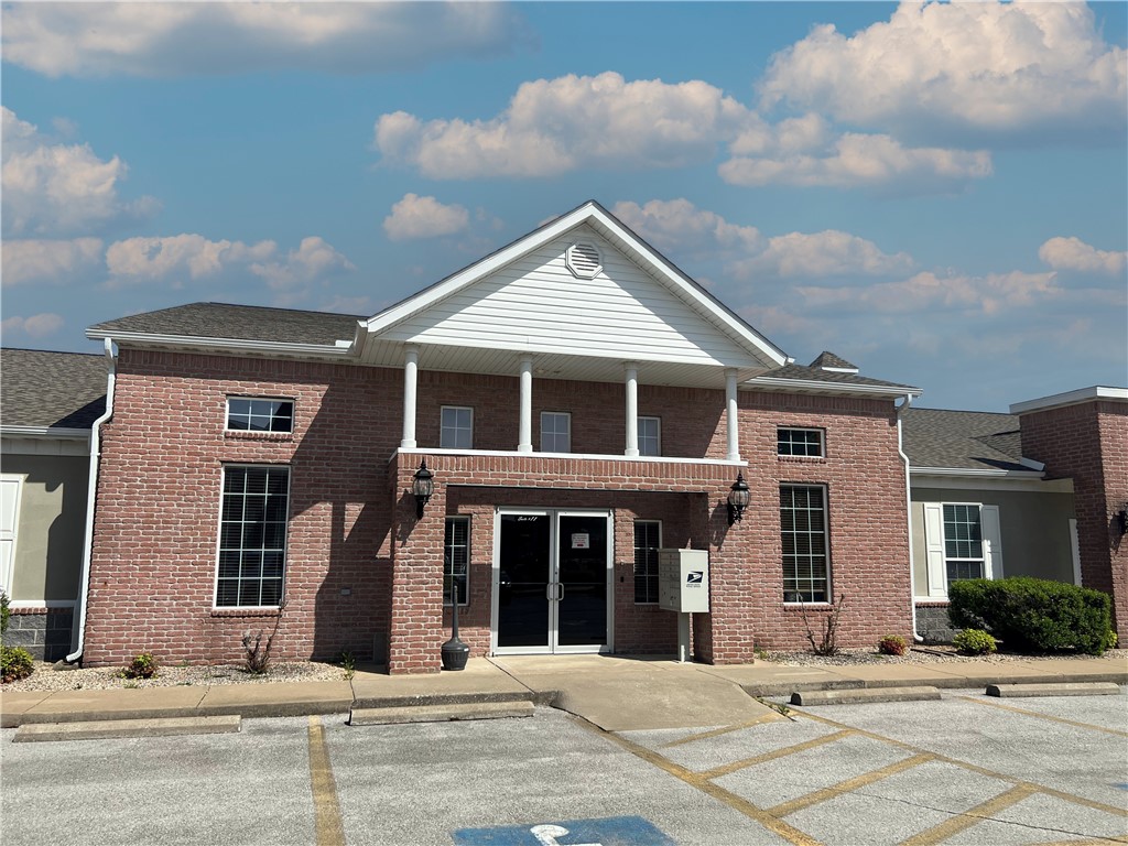 Space for lease at 113 S 22nd St located in the J Street/ Walton corridor of Bentonville. Minutes from the 350-acre Walmart Home Office campus and within walking distance to a Walmart layout center and other Walmart offices. Area provides amenities nearby including restaurants and retail as well as quick access to shopping and Interstate 49.