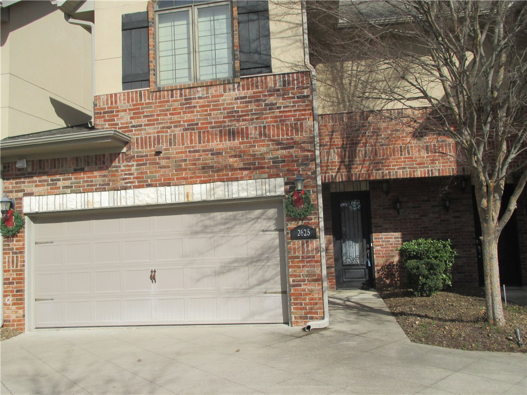Nice upscale condo close to I49 and Pinnacle Mall. Unit comes with all appliances including washer and dryer.
