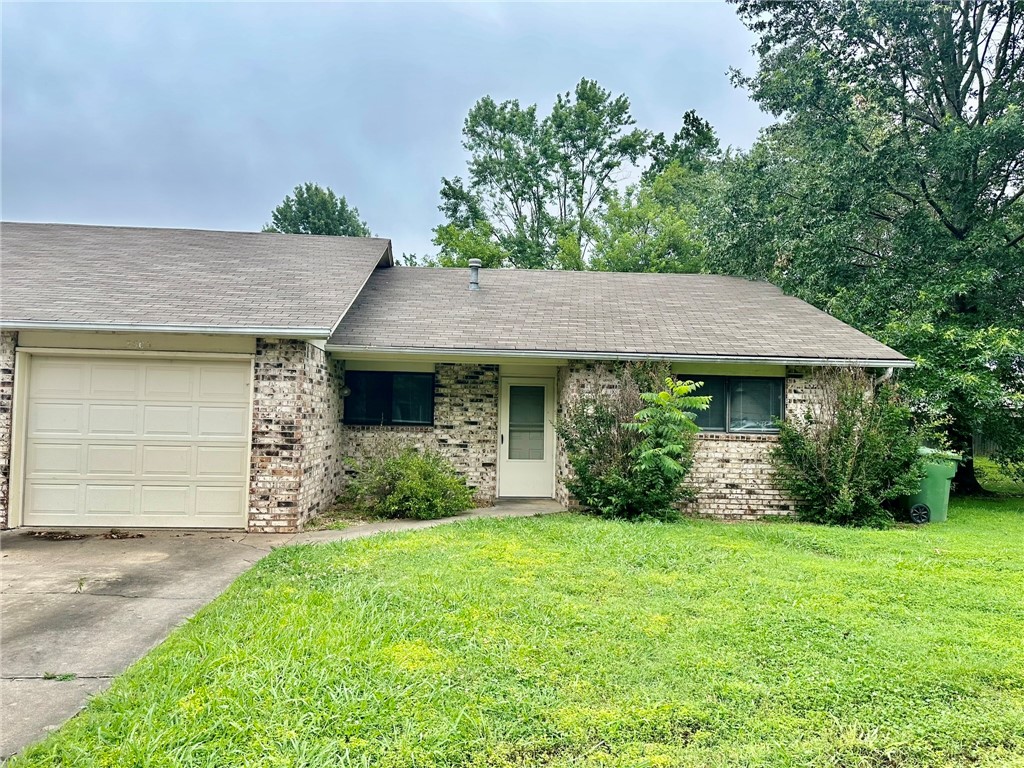 Great duplex centrally located in Rogers! Very close to shopping, movie theater, and easy access to I-49. Lawn care is provided.
