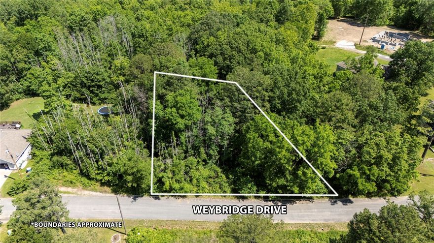 Nearly flat building lot near lake Brittany, Pinton Creek Trail, Back 40 Loop & The Ledges Trail.  Easy access to HWY 71. Minutes from Downtown Bentonville & Walmart Home Office.