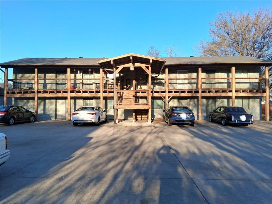 Welcome to this gorgeous 1 bedroom / 1 bath upstairs apartment. There is a stackable washer and dryer in the unit. Other appliances include a refrigerator and gas stove. Off street parking.

Small pets are welcome!