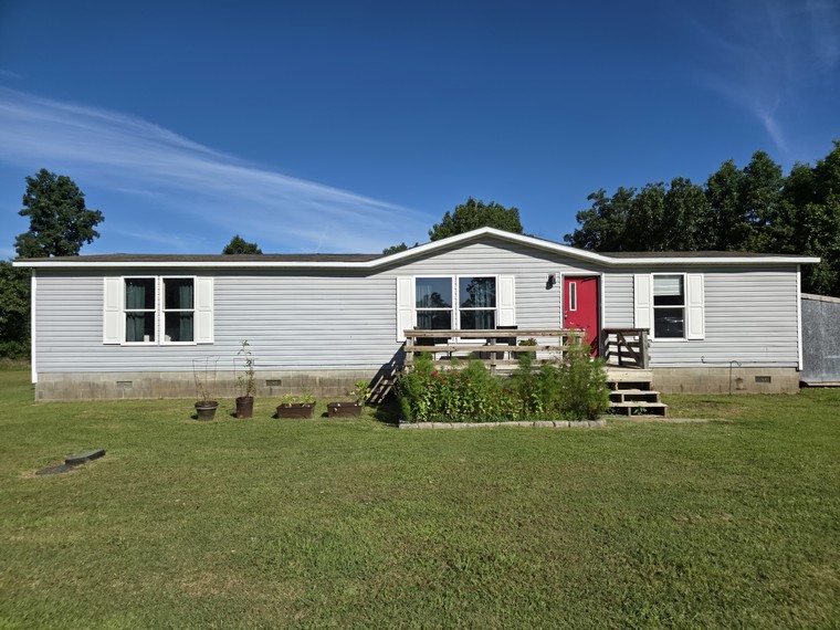 Welcome to your slice of country living! This 3-bedroom, 2-bath manufactured home on a permanent foundation sits on 3.24 acres just outside Huntsville, AR. Enjoy the perfect blend of privacy and convenience, with Rogers, Springdale, and Fayetteville just 30ā45 minutes away.
Step inside to find an open and spacious kitchen, dining, and living area, ideal for entertaining or family gatherings. The split floor plan offers a private primary suite, while the other bedrooms provide comfort and flexibility.
Outside, youāll love the two decksāperfect for morning coffee or evening sunsetsāand a large, level yard with room to garden, play, or simply relax and enjoy the peaceful surroundings!